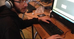 Mladi gospodin priprema ekskluzivu. o jagodama na placu